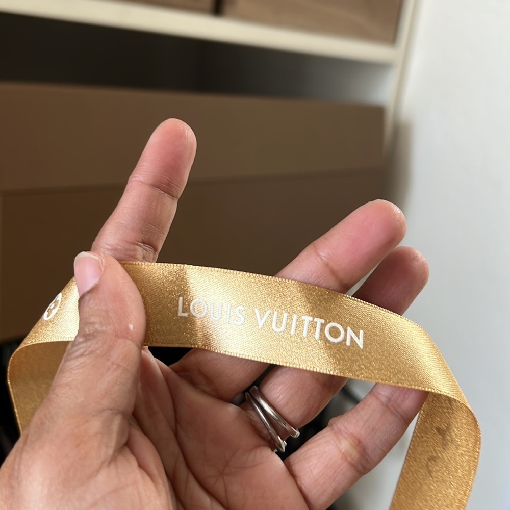 Louis Vuitton gold ribbon - Picture 2 of 2